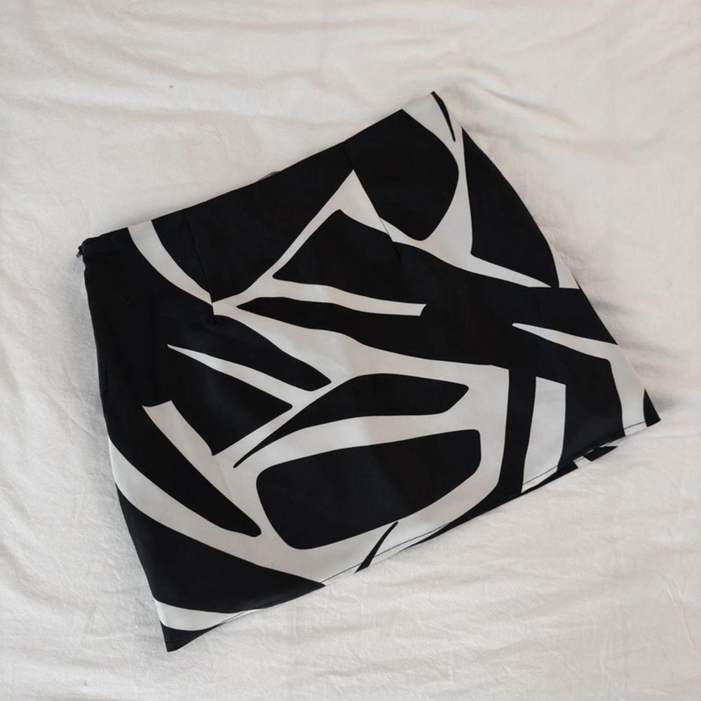 Forever 21 Black and White Swirl Mini Skirt - Picture 4 of 5